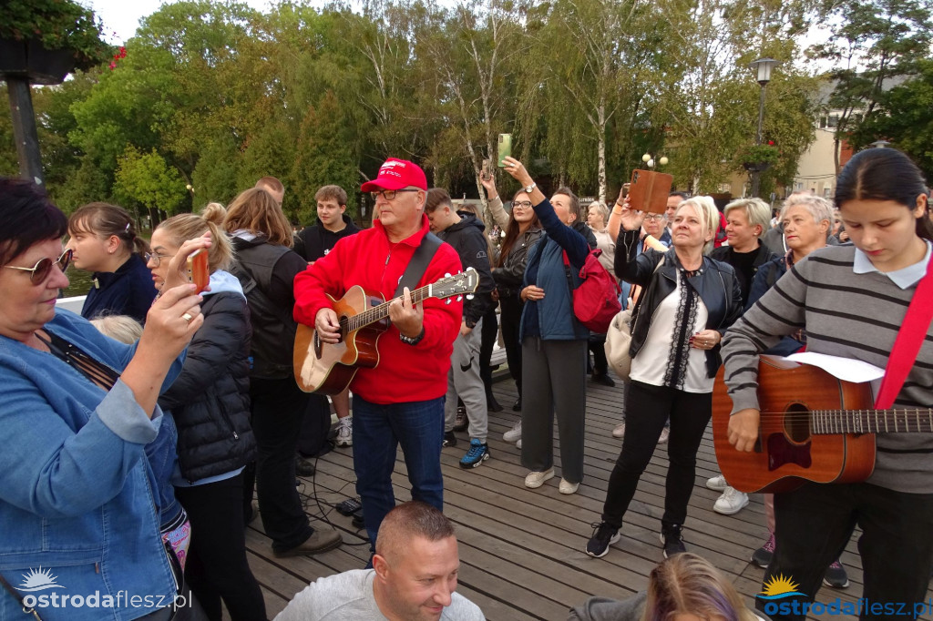 70 gitar zagrało dla powodzian na molo w Ostródzie