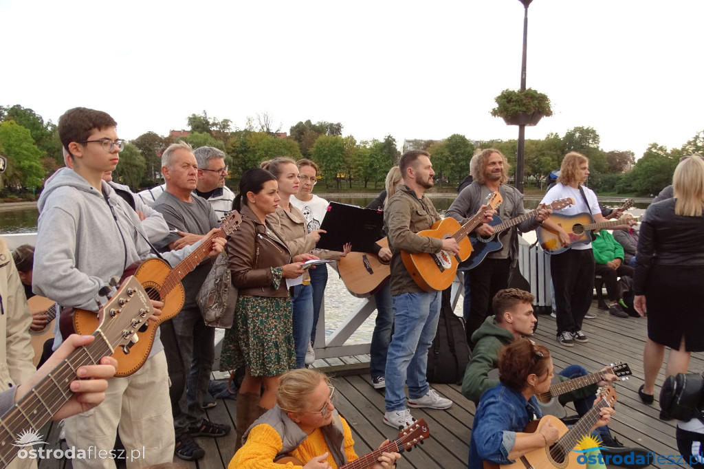 70 gitar zagrało dla powodzian na molo w Ostródzie