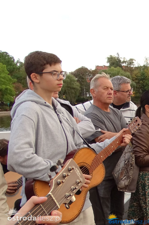 70 gitar zagrało dla powodzian na molo w Ostródzie