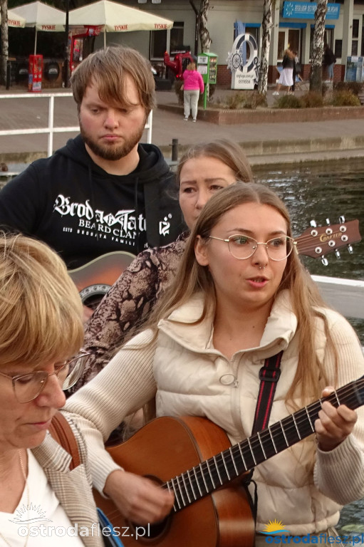 70 gitar zagrało dla powodzian na molo w Ostródzie