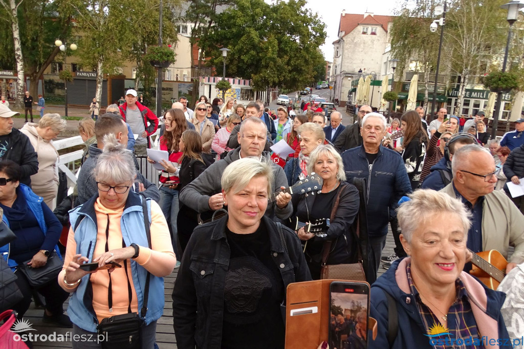 70 gitar zagrało dla powodzian na molo w Ostródzie