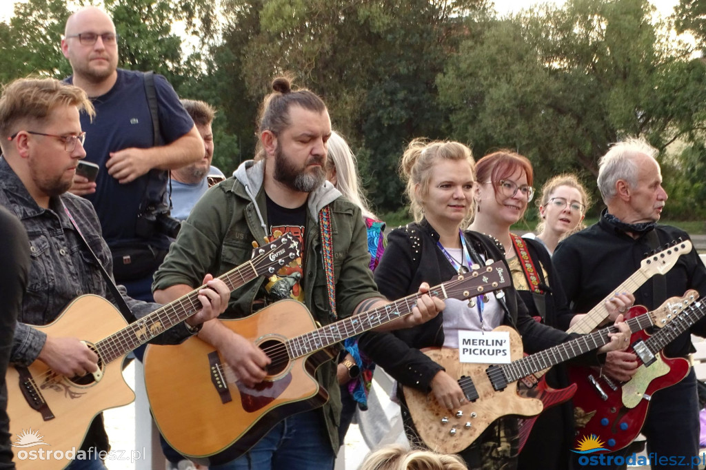 70 gitar zagrało dla powodzian na molo w Ostródzie