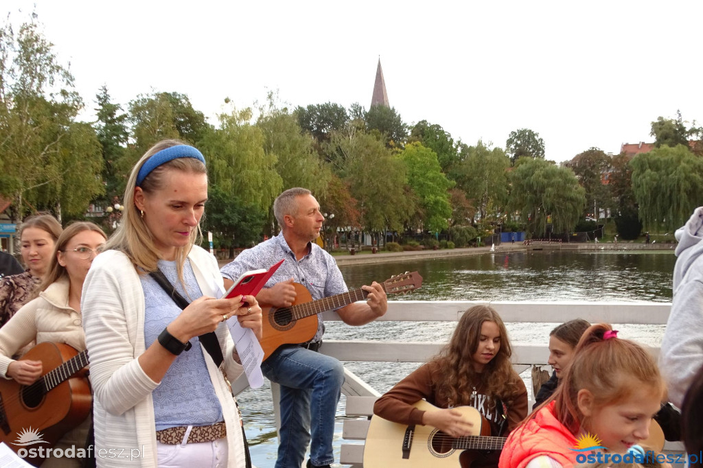 70 gitar zagrało dla powodzian na molo w Ostródzie