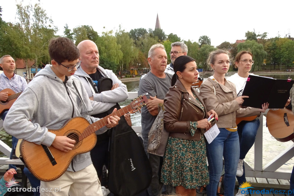 70 gitar zagrało dla powodzian na molo w Ostródzie