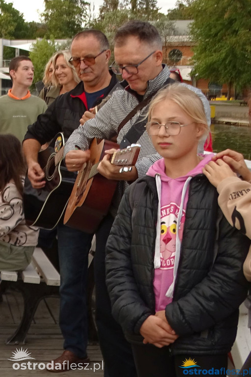 70 gitar zagrało dla powodzian na molo w Ostródzie