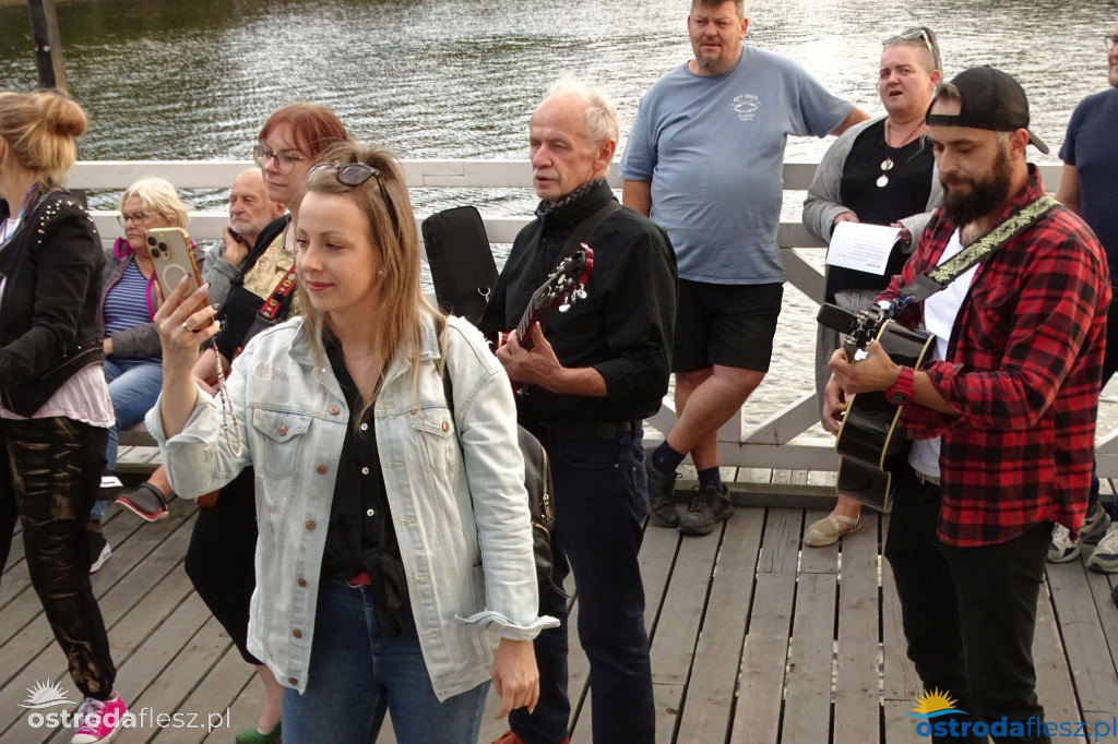 70 gitar zagrało dla powodzian na molo w Ostródzie