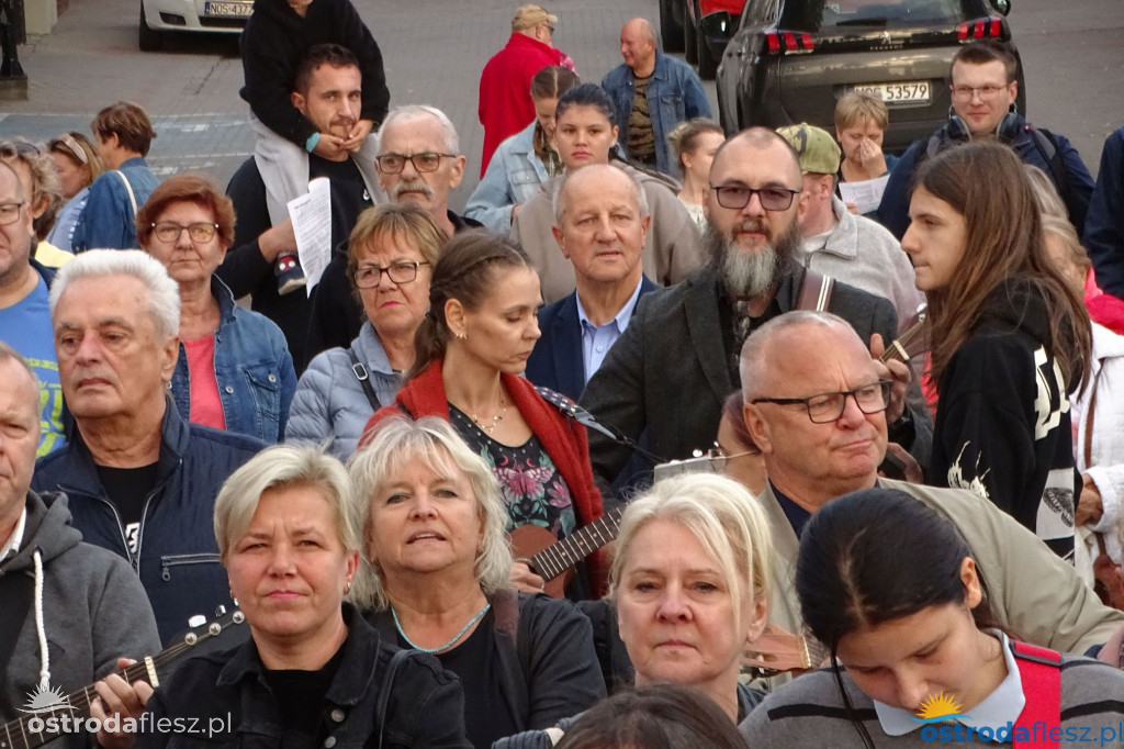 70 gitar zagrało dla powodzian na molo w Ostródzie