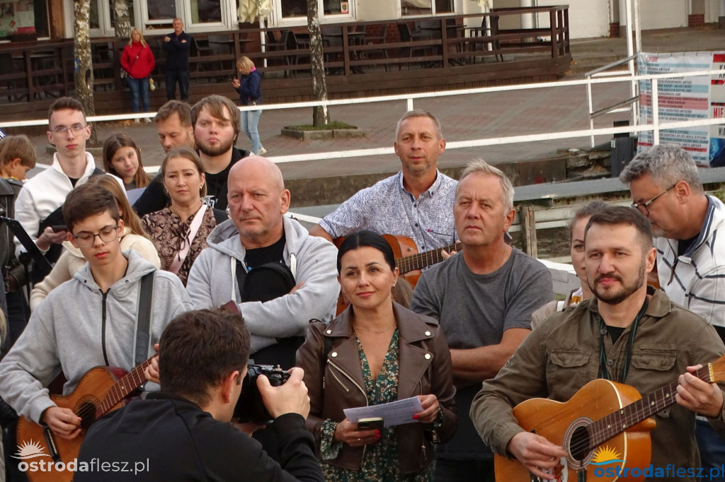 70 gitar zagrało dla powodzian na molo w Ostródzie