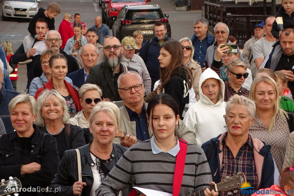 70 gitar zagrało dla powodzian na molo w Ostródzie