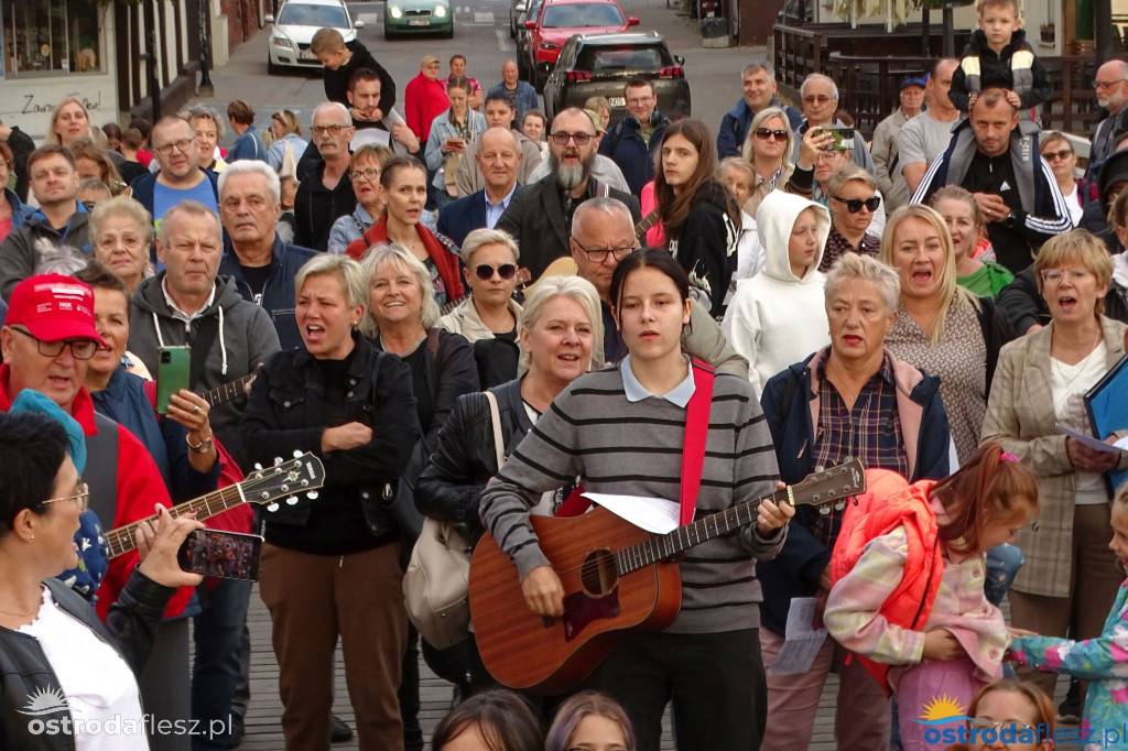 70 gitar zagrało dla powodzian na molo w Ostródzie