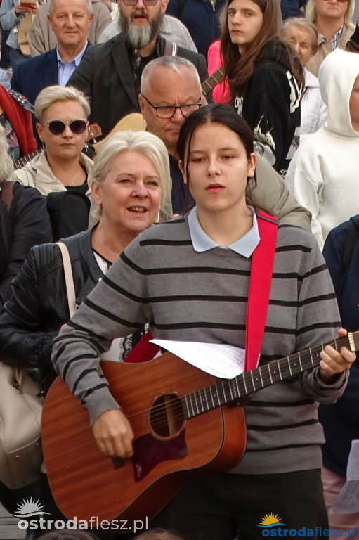 70 gitar zagrało dla powodzian na molo w Ostródzie