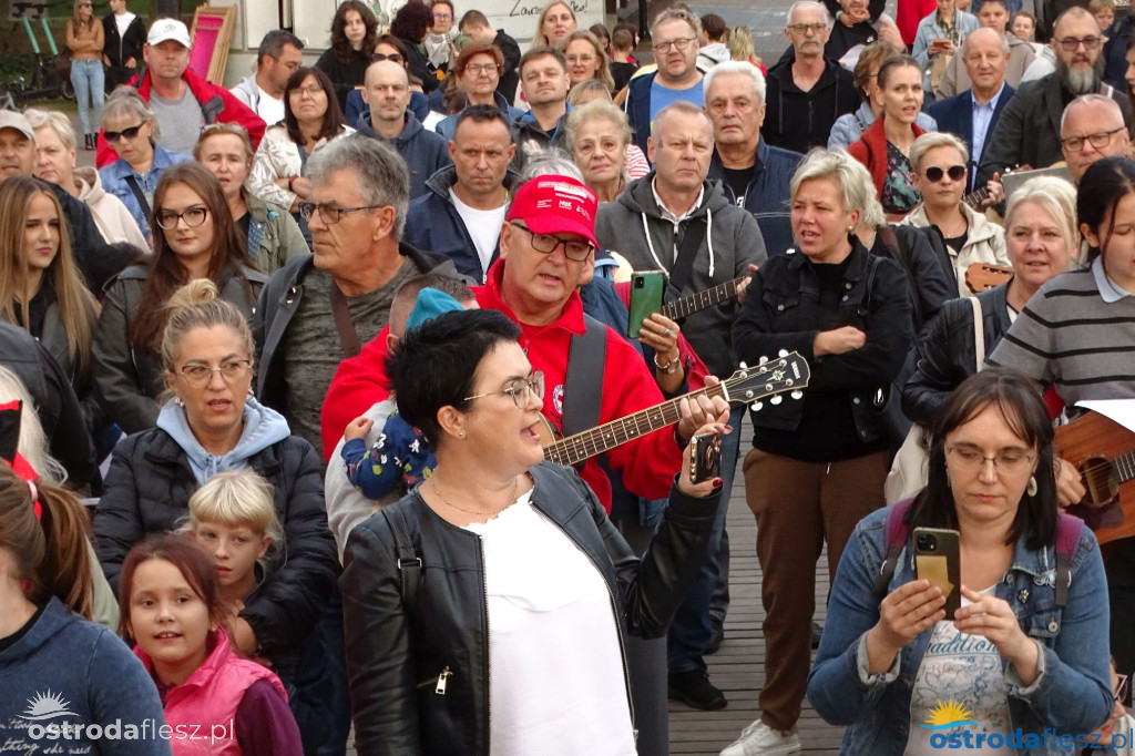 70 gitar zagrało dla powodzian na molo w Ostródzie