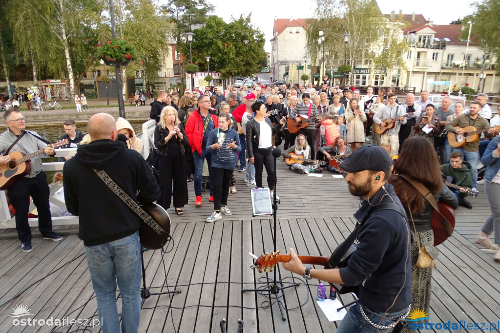 70 gitar zagrało dla powodzian na molo w Ostródzie