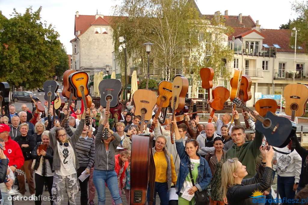 70 gitar zagrało dla powodzian na molo w Ostródzie