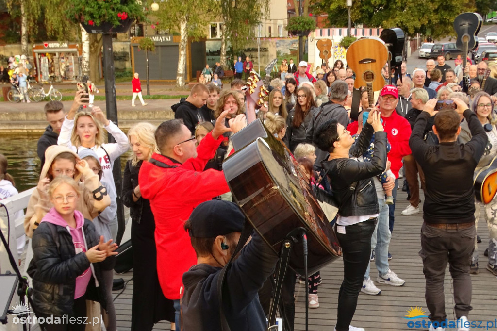 70 gitar zagrało dla powodzian na molo w Ostródzie