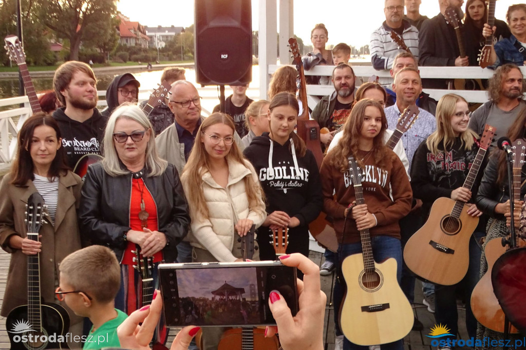 70 gitar zagrało dla powodzian na molo w Ostródzie