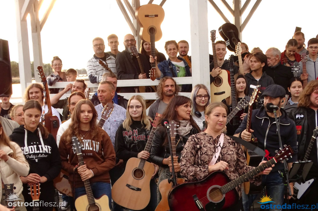 70 gitar zagrało dla powodzian na molo w Ostródzie