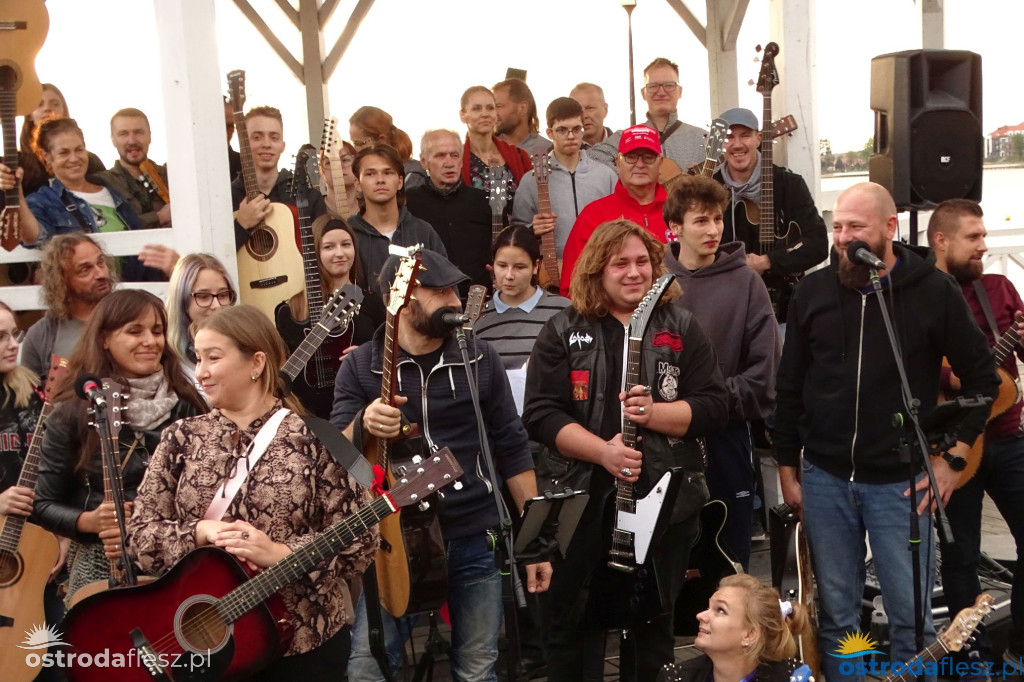 70 gitar zagrało dla powodzian na molo w Ostródzie