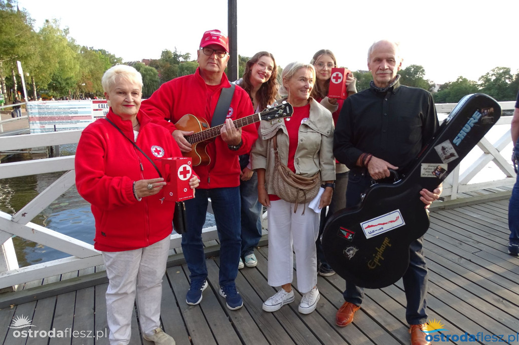 70 gitar zagrało dla powodzian na molo w Ostródzie