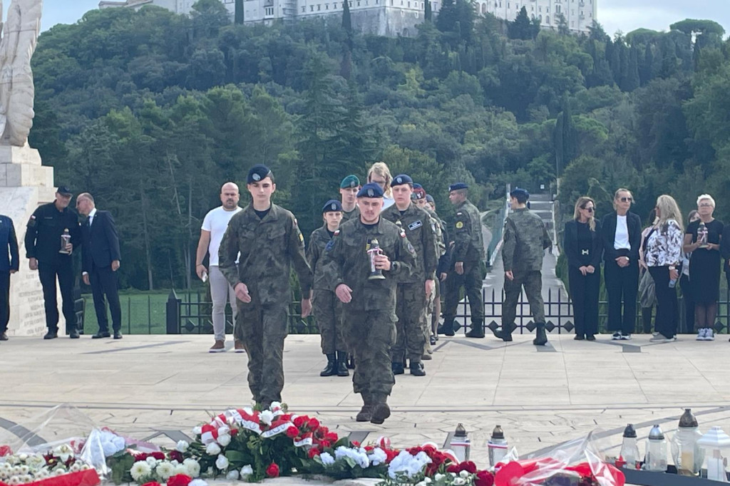 Uczniowie z ZSZ im. S. Petöfi na Monte Cassino