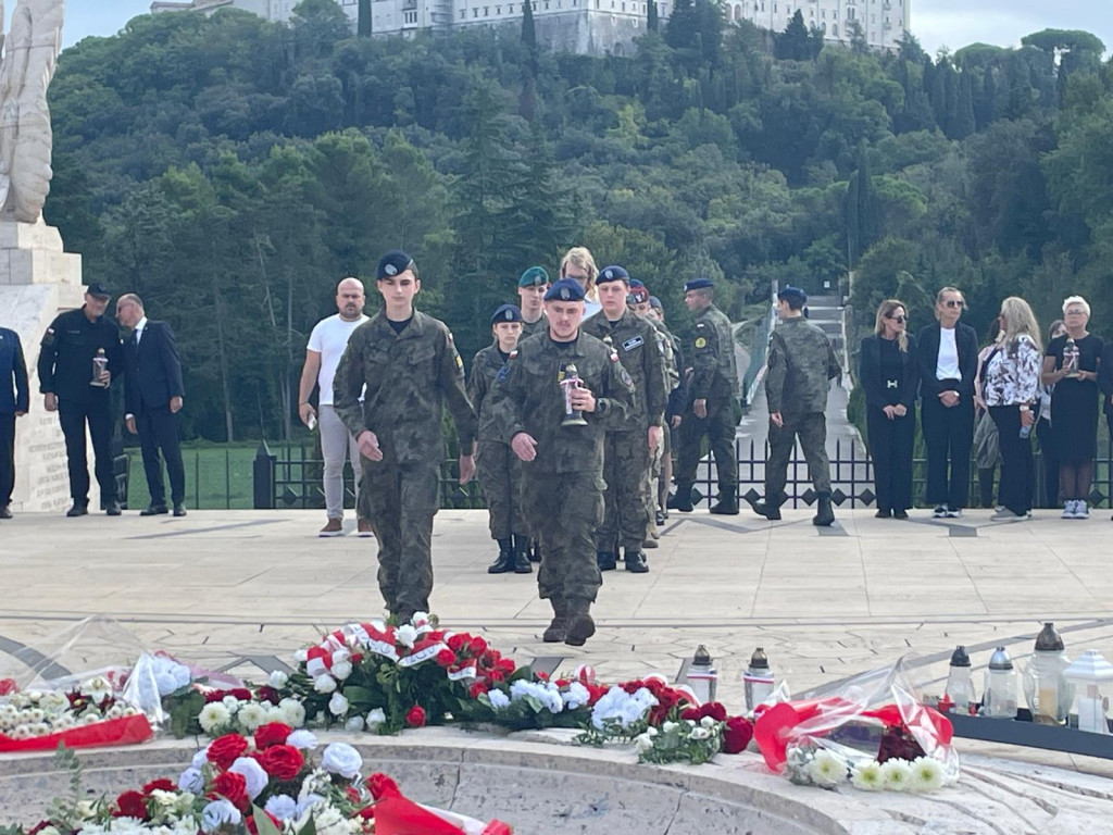 Uczniowie z ZSZ im. S. Petöfi na Monte Cassino