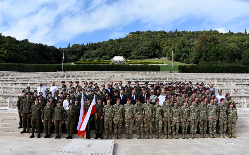 Uczniowie z ZSZ im. S. Petöfi na Monte Cassino