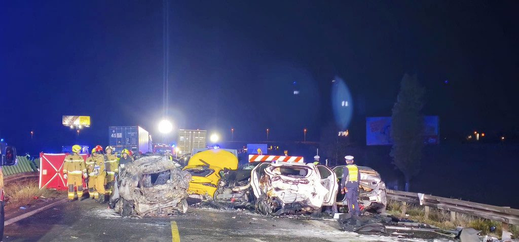 4 osoby nie żyją, 12 osób rannych po wypadku na S7