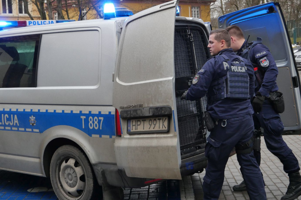 Agresywny petent z siekierą, pożar i wspólna akcja służb w MOPS w Ostródzie