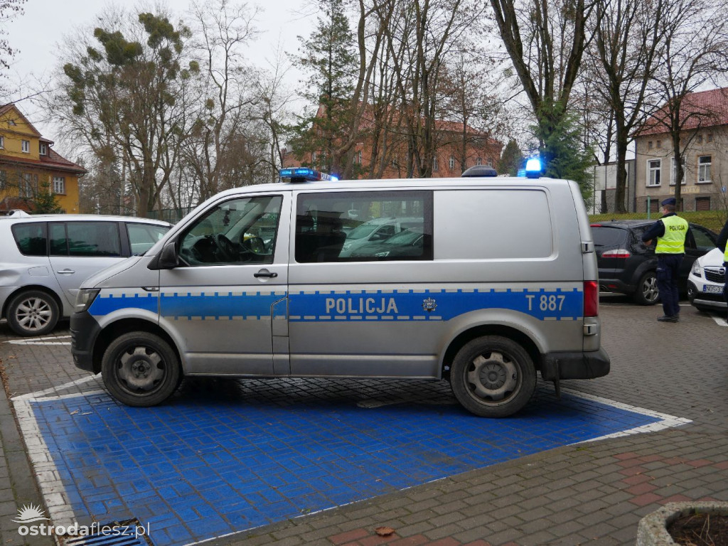 Agresywny petent z siekierą, pożar i wspólna akcja służb w MOPS w Ostródzie