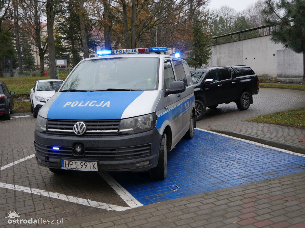 Agresywny petent z siekierą, pożar i wspólna akcja służb w MOPS w Ostródzie