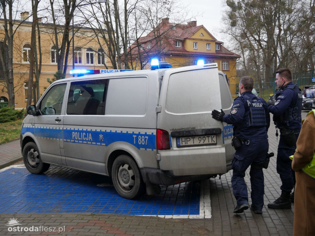 Agresywny petent z siekierą, pożar i wspólna akcja służb w MOPS w Ostródzie