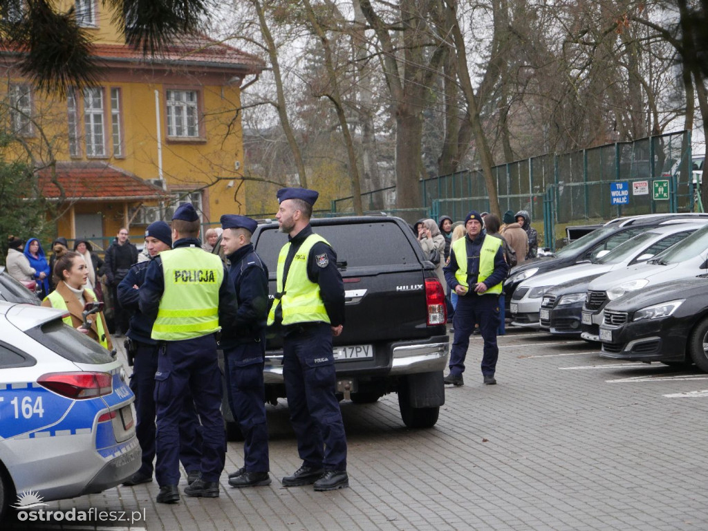 Agresywny petent z siekierą, pożar i wspólna akcja służb w MOPS w Ostródzie