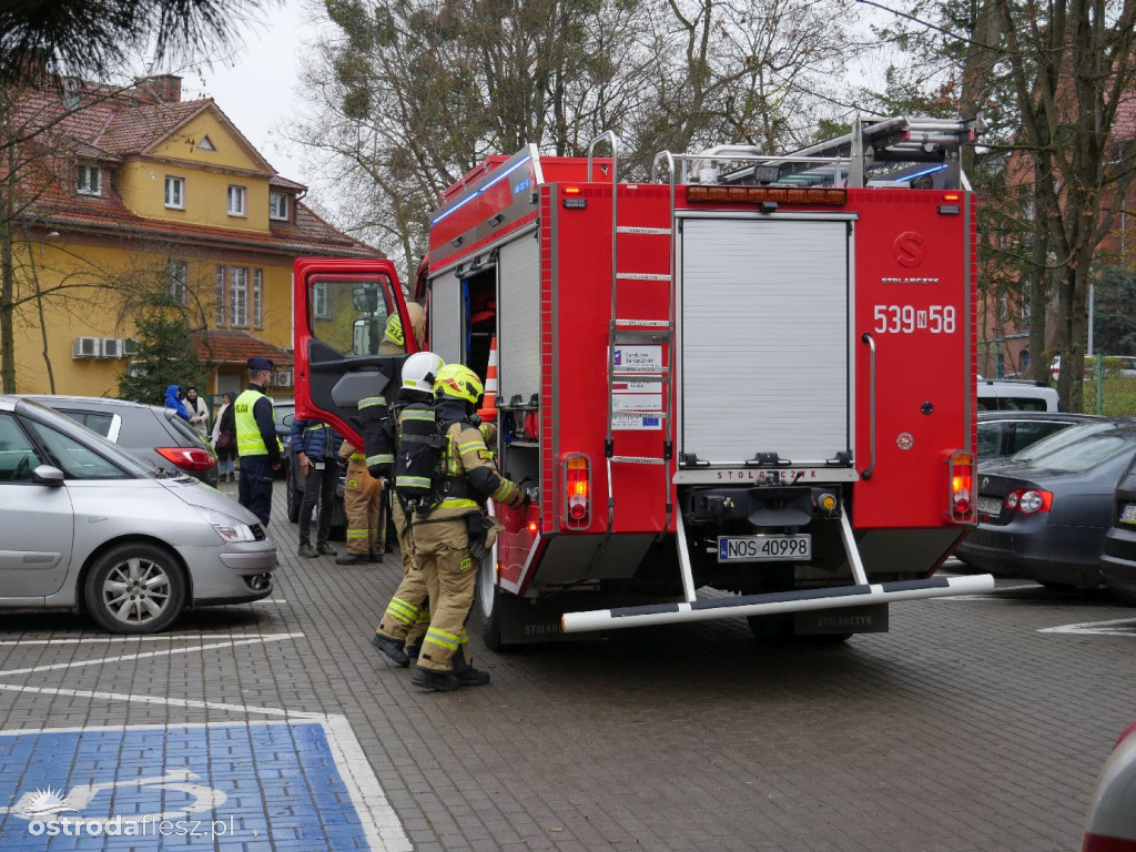 Agresywny petent z siekierą, pożar i wspólna akcja służb w MOPS w Ostródzie