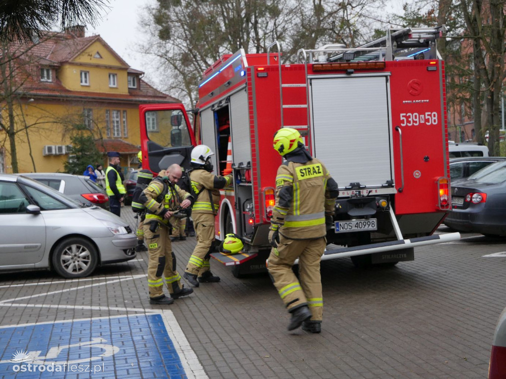 Agresywny petent z siekierą, pożar i wspólna akcja służb w MOPS w Ostródzie