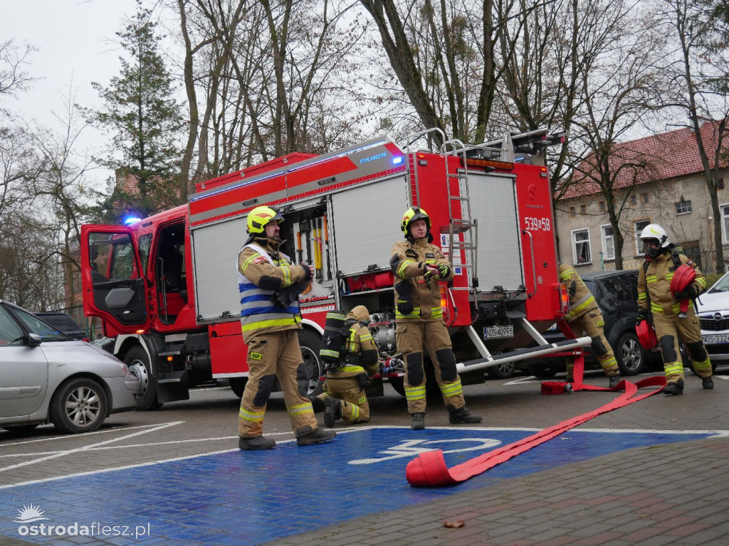 Agresywny petent z siekierą, pożar i wspólna akcja służb w MOPS w Ostródzie