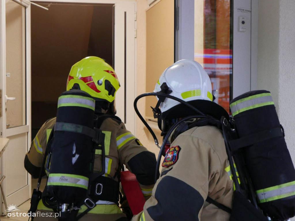 Agresywny petent z siekierą, pożar i wspólna akcja służb w MOPS w Ostródzie