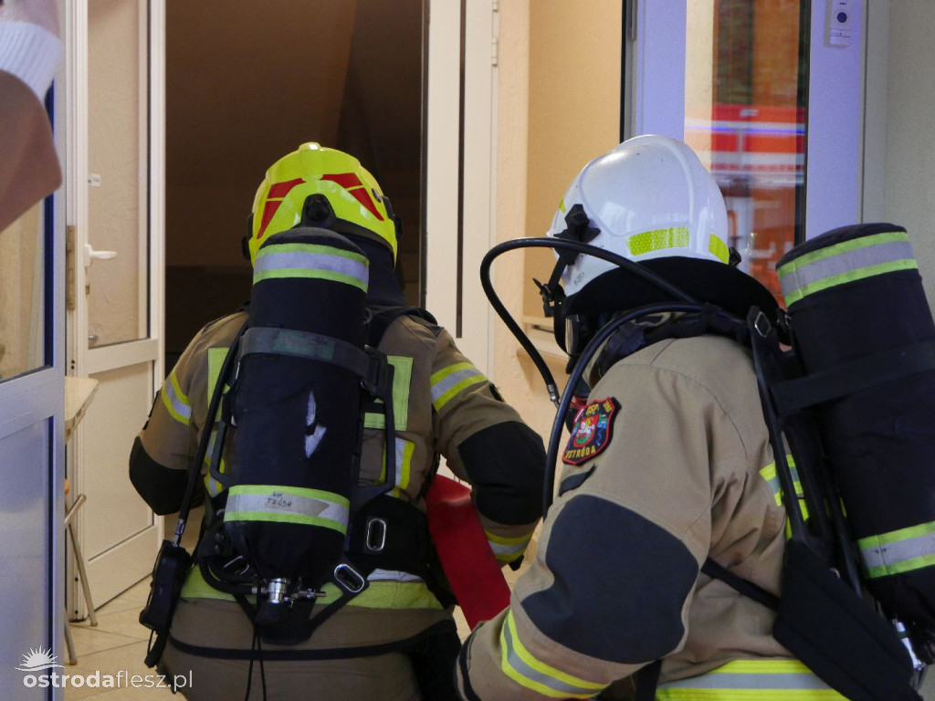 Agresywny petent z siekierą, pożar i wspólna akcja służb w MOPS w Ostródzie