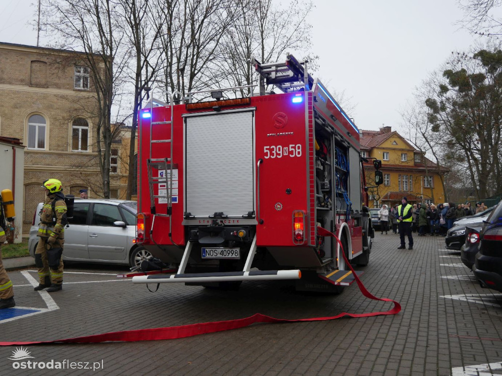 Agresywny petent z siekierą, pożar i wspólna akcja służb w MOPS w Ostródzie