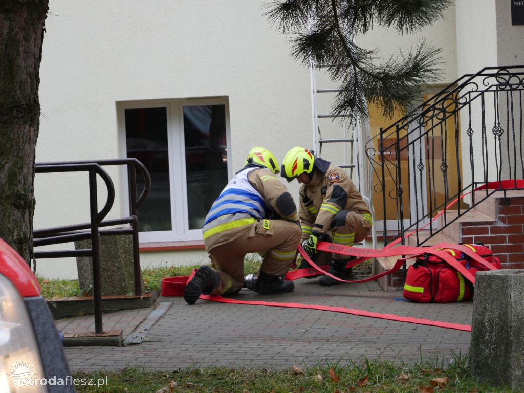 Agresywny petent z siekierą, pożar i wspólna akcja służb w MOPS w Ostródzie