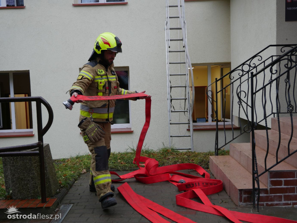 Agresywny petent z siekierą, pożar i wspólna akcja służb w MOPS w Ostródzie