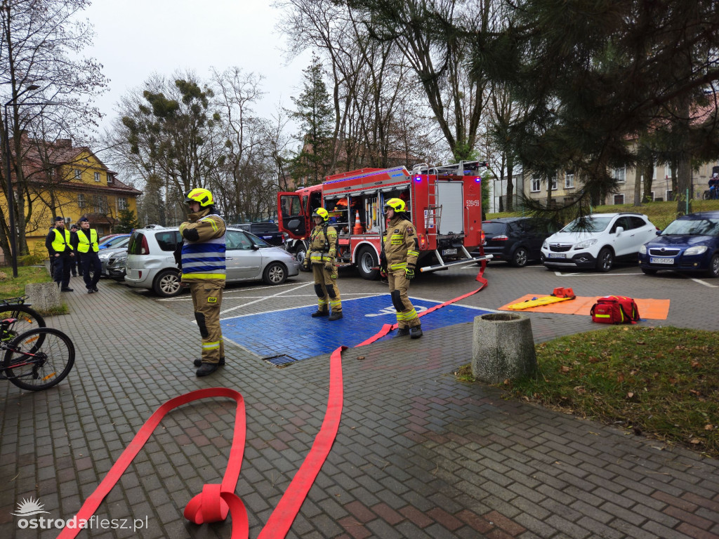 Agresywny petent z siekierą, pożar i wspólna akcja służb w MOPS w Ostródzie