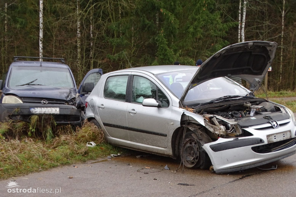 Zderzenie opla z Peugeotem na skrzyż. w Durągu
