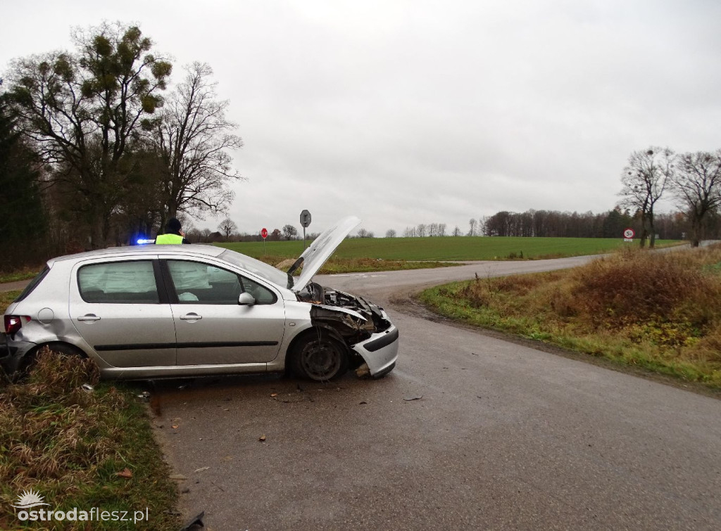 Zderzenie opla z Peugeotem na skrzyż. w Durągu