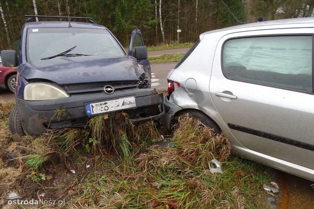 Zderzenie opla z Peugeotem na skrzyż. w Durągu