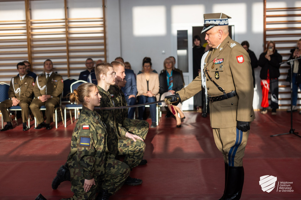 Ślubowanie klas mundurowych w ostródzkim ekonomiku