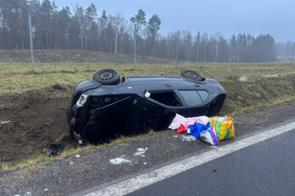 Volkswagen w rowie. 3 dzieci w szpitalu!