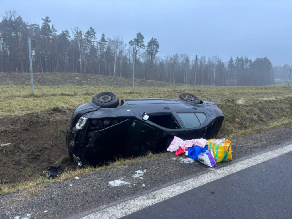 Volkswagen w rowie. 3 dzieci w szpitalu!