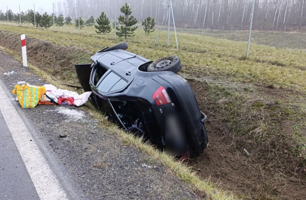 Volkswagen w rowie. 3 dzieci w szpitalu!