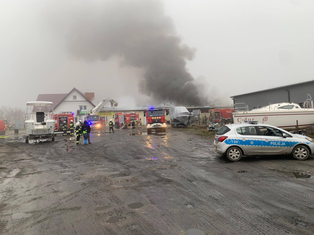 Potężny pożar hali magazynowej w Iławie