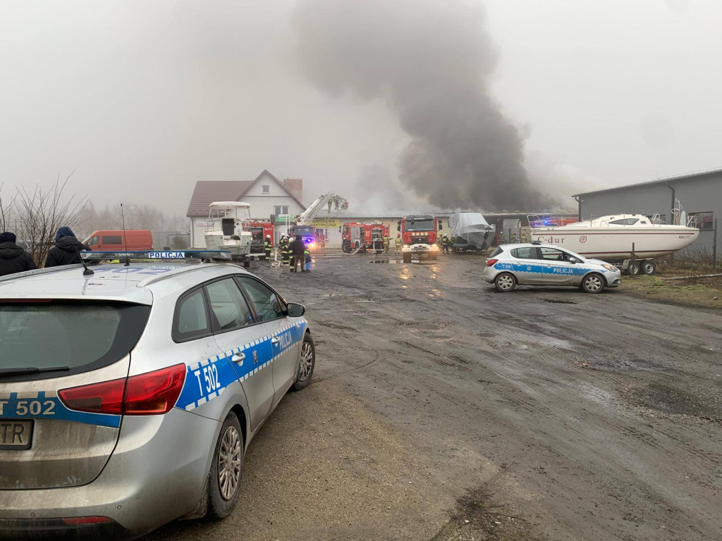 Potężny pożar hali magazynowej w Iławie